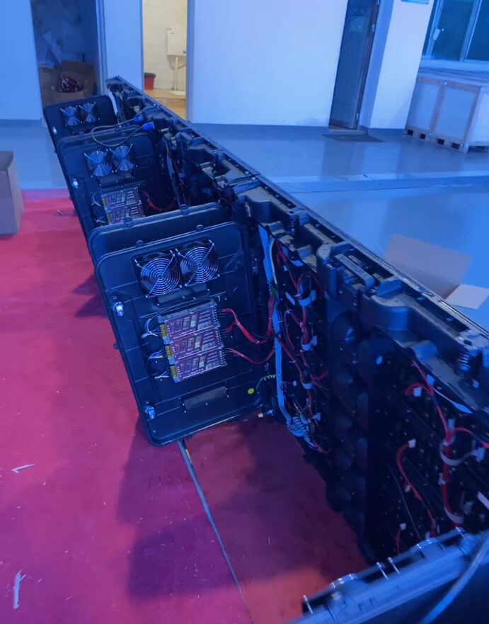 Desmonte la vitrina LED exterior para comprobar si hay entrada de agua..